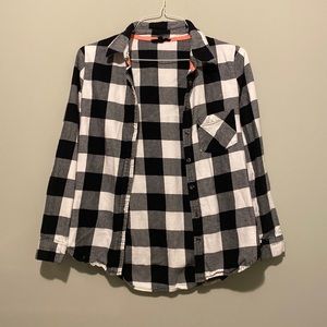 Socialite Black and White Flannel Button Down Shirt (Size S)